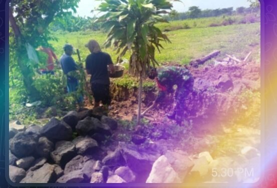 Perlancar Irigasi, Babinsa dan Warga Bangun Talud
