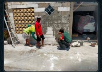 Peran Dalam Kegiatan Apapun, Babinsa Bantu Plaster Pagar Rumah Warga di Wilayah Binaan