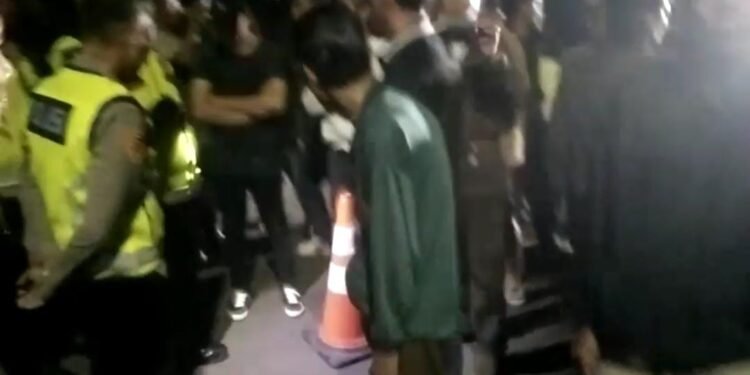 Rapat Pleno di KPU Empat Lawang Ricuh, Ratusan Polisi Lakukan Pengamanan