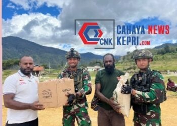 Bentuk Kedekatan dengan Masyarakat, Prajurit Buaya Putih Pos Gome Hadiri Acara Kedukaan Masyarakat Kampung Gome