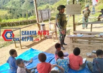 Wujudkan Mimpi Mutiara Dari Timur, Satgas Buaya Putih Kembali Mengajar di Sekolah Darurat