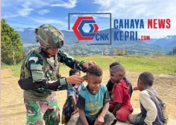 Layanan Pangkas Rambut Gratis Bagi Anak-anak Papua dari Satgas Yonif 323 Biaya Putih