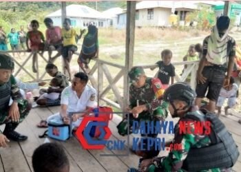 Peduli Dengan Kesehatan Masyarakat, Babinsa Koramil 1710-05/Jila Dampingi Petugas Puskesmas Melaksanakan Kegiatan Posyandu
