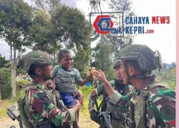 Kunjungi dan Sapa Warga Holomama, Satgas TNI Disambut Antusias