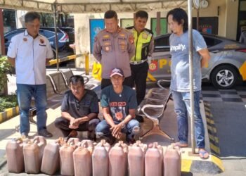Timsus Polsek Tallo Mengamankan Tukang Bentor Yang Membawa 10 Jerigen Ballo