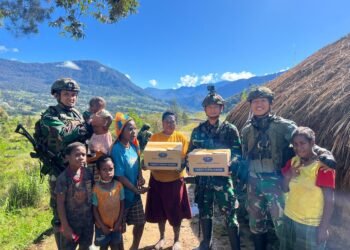 Jum’at Berkah, Satgas Yonif 323 Buaya Putih Bagi-Bagi Sembako