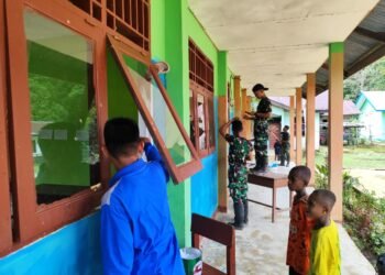 Laksanakan Bakti TNI, Satgas Yonif 762/VYS Lakukan Pengecatan Gedung Sekolah