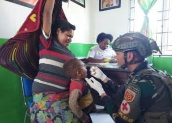 Sinergi Satgas Yonif 323 Bersama Puskesmas Sinak Gelar Imunisasi Polio