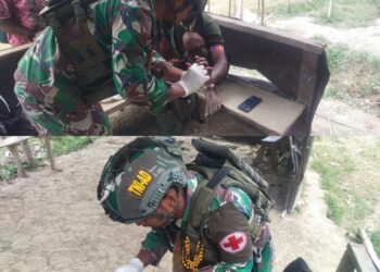 Satgas Yonif 323 Buaya Putih Obati Warga Yang Terluka Robek di Tangan