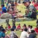 Bentuk Keakraban TK Dangbet dan Masyarakat Pedalaman Papua, Satgas Yonif 323 Gelar Makan Bersama