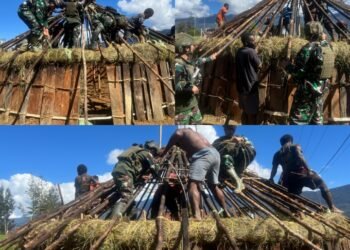 Lestarikan Rumah Tradisional, Satgas Yonif 323 Gotong Royong Bangun Honai