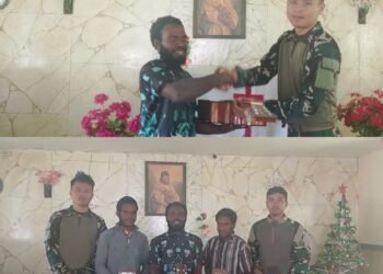 Minggu Kasih, Satgas Yonif 323 Berbagi Alkitab Dan Alat Musik di Gereja Distrik Beoga
