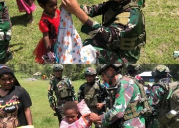 Minggu Berkah Satgas Yonif 323, Membagikan Pakaian Untuk Anak-Anak Pedalaman Papua Tengah