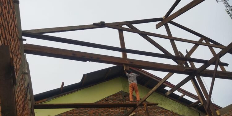 Rehab Berat Dua Ruangan SDN di Pangkalan Susu, Gunakan Meterial Bekas Bongkaran.