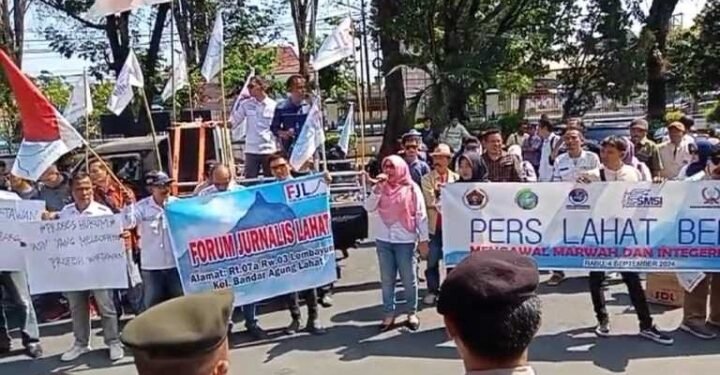 Ratusan Jurnalis dan Aktivis Gelar Aksi Damai Depan Gedung DPRD Lahat, Proses Hukum Oknum ASN Berinisial L