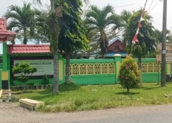 Okum Kepsek SMP Negeri 4 Kabupaten Seluma Diduga Lakukan Pungli Dengan Modus Menjual Buku LKS Pada Muridnya.