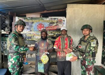 Berbagi Kebahagian Kepada Sesama, Satgas Yonif 323 Bagikan Sembako Untuk Masyarakat