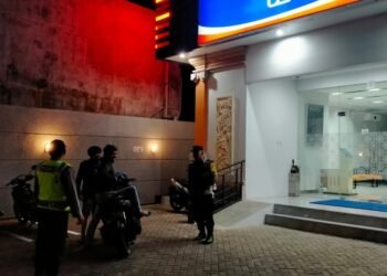 Pawas Polsek Kintami Melaksanakan Kegiatan Patroli Bule Lightjaga Kamtibmas Tetap Kondusif di Malam Hari 