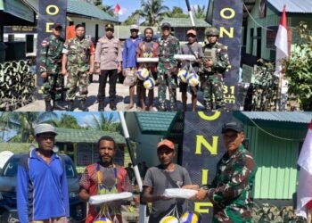 Bangkitkan Semangat Olahraga, Satgas Pamtas Statis Yonif 131/BRS Berikan Bantuan Alat Olahraga Kepada Warga Perbatasan