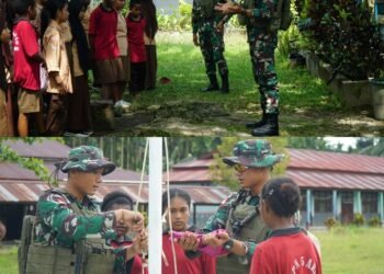 Bantu Cerdaskan Anak Bangsa, Personil Satgas Pamtas Statis Yonif 131/BRS Mengajar Siswa-Siswi di SMPN 5 Arso