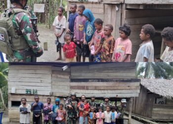 Berbagi Keceriaan, Satgas Pamtas Yonif 131/BRS Bagikan Alat Tulis di Pedalaman Papua