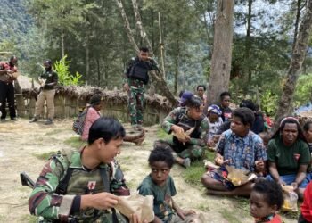 Usai Ibadah Minggu, Satgas Yonif 323 Berbagi Nasi Bungkus dan Makan Bersama Jemaat Gereja Santa Sisilia