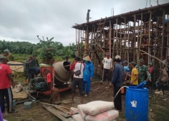 Personel Koramil Enggano dan Satgas Pam Puter Enggano Sigap Bantu Masyarakat Membangun Masjid.