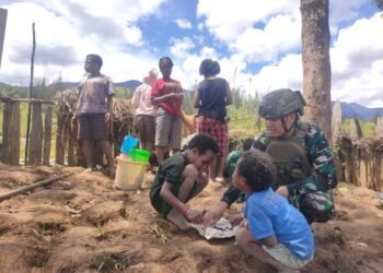 Kedekatan Prajurit Yonif 323 Buaya Putih Makan Bersama Anak Papua