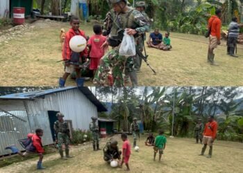 Satgas Yonif 323 Serahkan Bantuan Bola Kaki untuk Anak-Anak Kampung Kago