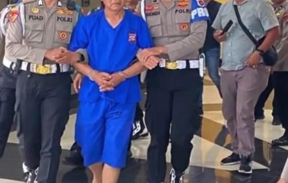 Polisi Tembak Polisi: “Sibotak AKP Dadang Dihadirkan Dalam Konferensi Pers Polda Sumbar, Diborgol Berbaju Tahanan”.