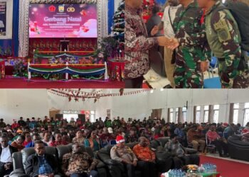 Satgas Yonif 323 Buaya Putih Bersama Forkopimda Ikuti Ibadah Gerbang Natal di Kabupaten Puncak