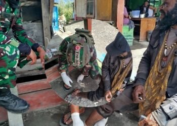 Prajurit Habema Tanggap Obati Warga Dengan Luka Bakar