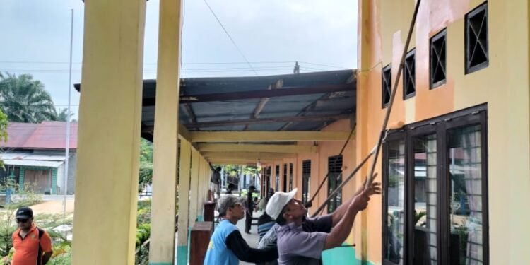 Memasuki Masa Libur Sekolah MIM Sumber Makmur Memperbaharui Cat Yang Mulai Kusam.