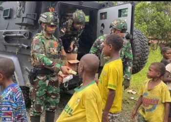 Anak-Anak Tomonsatu Sambut Gembira Komsos Marinir Habema
