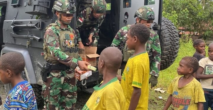 Anak-Anak Tomonsatu Sambut Gembira Komsos Marinir Habema