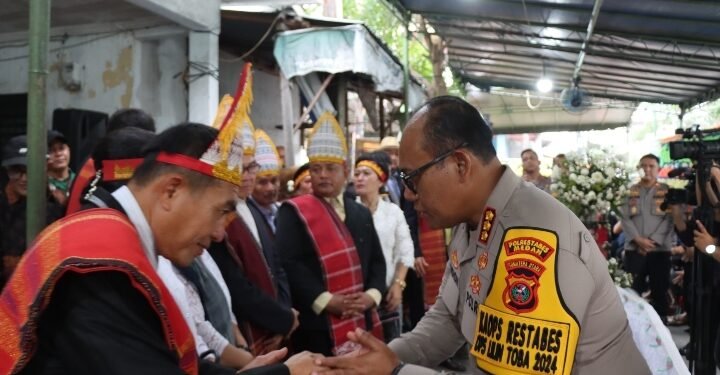 Kapolrestabes Medan Melayat ke Rumah Duka Orang Tua Kepala SPKT