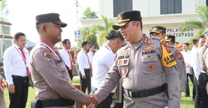 Kapolres Pelalawan Pimpin Upacara Kenaikan Pangkat dan Pemberian Penghargaan Kepada Personel Berprestasi.