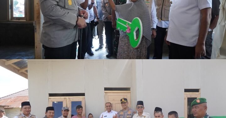 Pj Bupati Bersama Kapolres Langkat Menyerahkan Bantuan Baznas Kepada Warga Korban Kebakaran