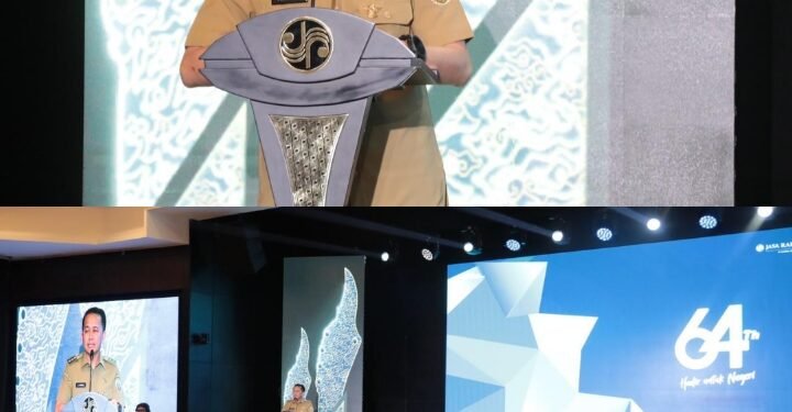 Bina Keuda Kemendagri Agus Fatoni Terima Penghargaan dan PIN Emas Dari Menteri BUMN