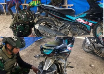 Prajurit Buaya Putih Perbaiki Kendaraan Warga