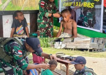 Tanamkan Kerapian Sejak Dini, Satgas Yonif 131/Brajasakti Berikan Layanan Pangkas Rambut Gratis Kepada Warga Perbatasan Papua