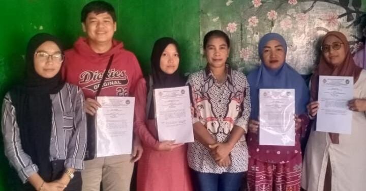 Ketua Dewan Pengurus Kecamatan Medan Belawan, Pelita Prabu Serahkan SK Kepada Pengurus DPRT Enam Kelurahan