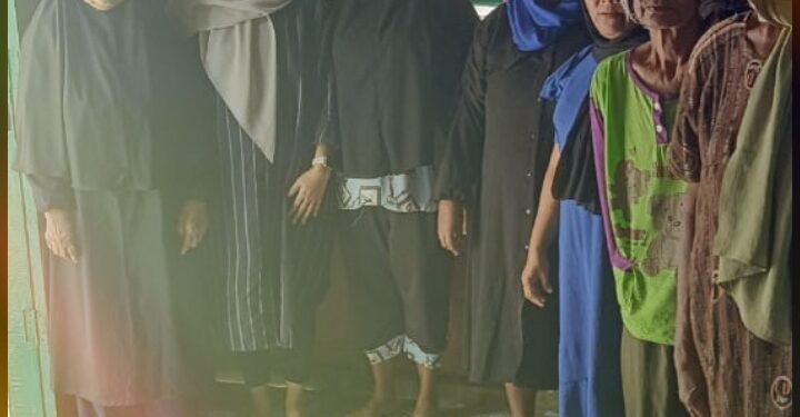 Sambangi Desa Langkap, Nova Avriliani Komisi lll Praksi Partai Golkar Dapil lV Kabupaten Lingga Berbagi Sembako Kepada Kaum Lansia