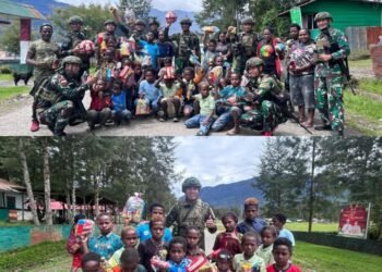 Satgas Yonif 323/Buaya Putih Kostrad Bagikan Makanan dan Permen untuk Anak-Anak Kampung Kago