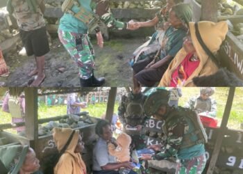 DanPos Sinak Bandara Satgas Yonif 700/WYC Bagikan Alkitab Kepada Masyarakat Kampung Gigobak