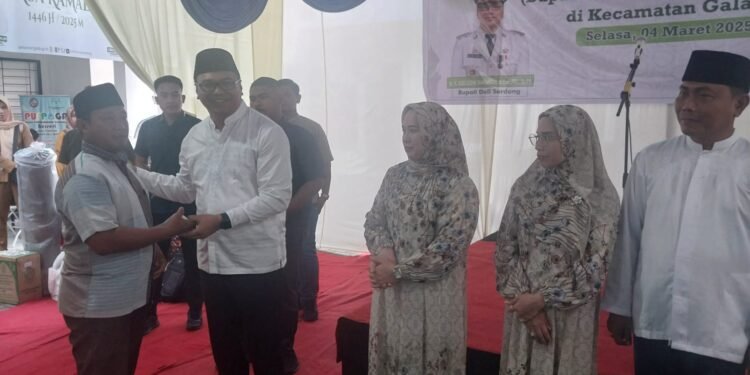 Bupati Deliserdang Berjemur di Galang, Berbagai Bantuan Diserahkan