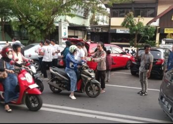 Kanit Reskrim polsek Mamajang Beserta Anggotanya dan Management KFC, Berbagi Takjil Kepada Pengendara dan Masyarakat yang Melintas