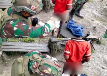 TNI Bantu Obati Penyakit Kulit Anak di Papua: Sentuhan Kemanusiaan di Bumi Cendrawasih