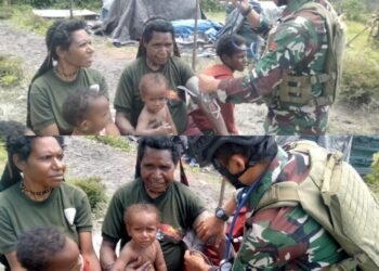 Menyentuh Negeri Pegunungan : Satgas TNI Layani Kesehatan Ibu dan Bayi di Dambed