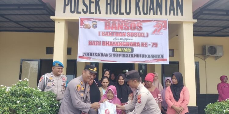 Polsek Hulu Kuantan Salurkan Bantuan Sosial dalam Rangka HUT Bhayangkara Ke-79